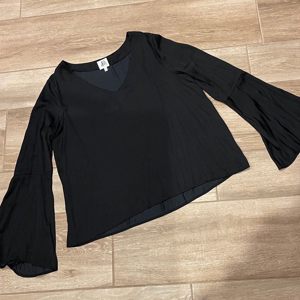dRA Los Angeles Bell Sleeve V Neck Top MEDIUM